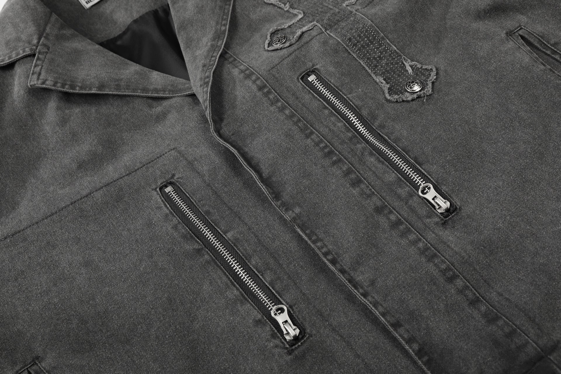 Veste biker en denim délavé avec écusson croix et rivets – Gris anthracite