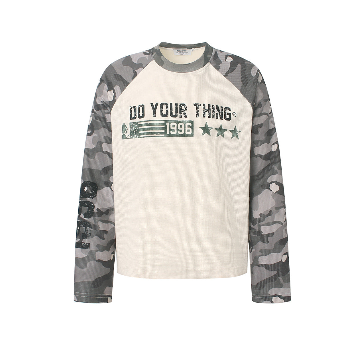 T-shirt raglan crème à manches longues en maille gaufrée, avec manches camouflage grises et motif poitrine Do Your Thing 1996, vues de face et de dos