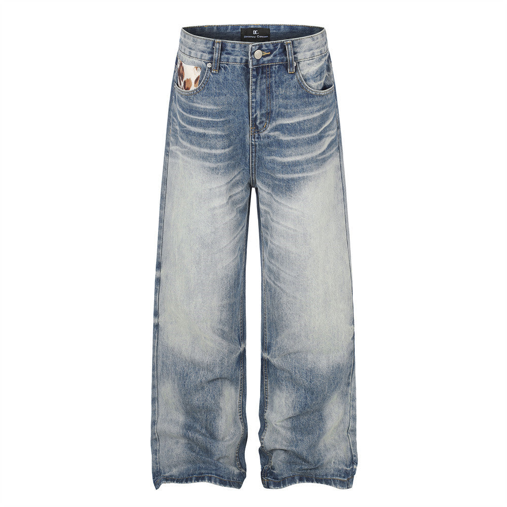 Herrenjeans mit weitem Bein aus gewaschenem blauem Denim, Stern-Patch und kontrastierenden Taschen im Leopardenmuster, Vorder- und Rückansicht