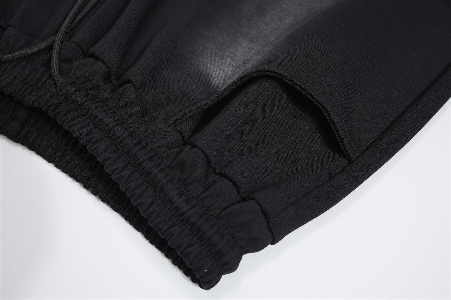 Pantalon de survêtement à jambes larges avec croix gothique et finition délavée