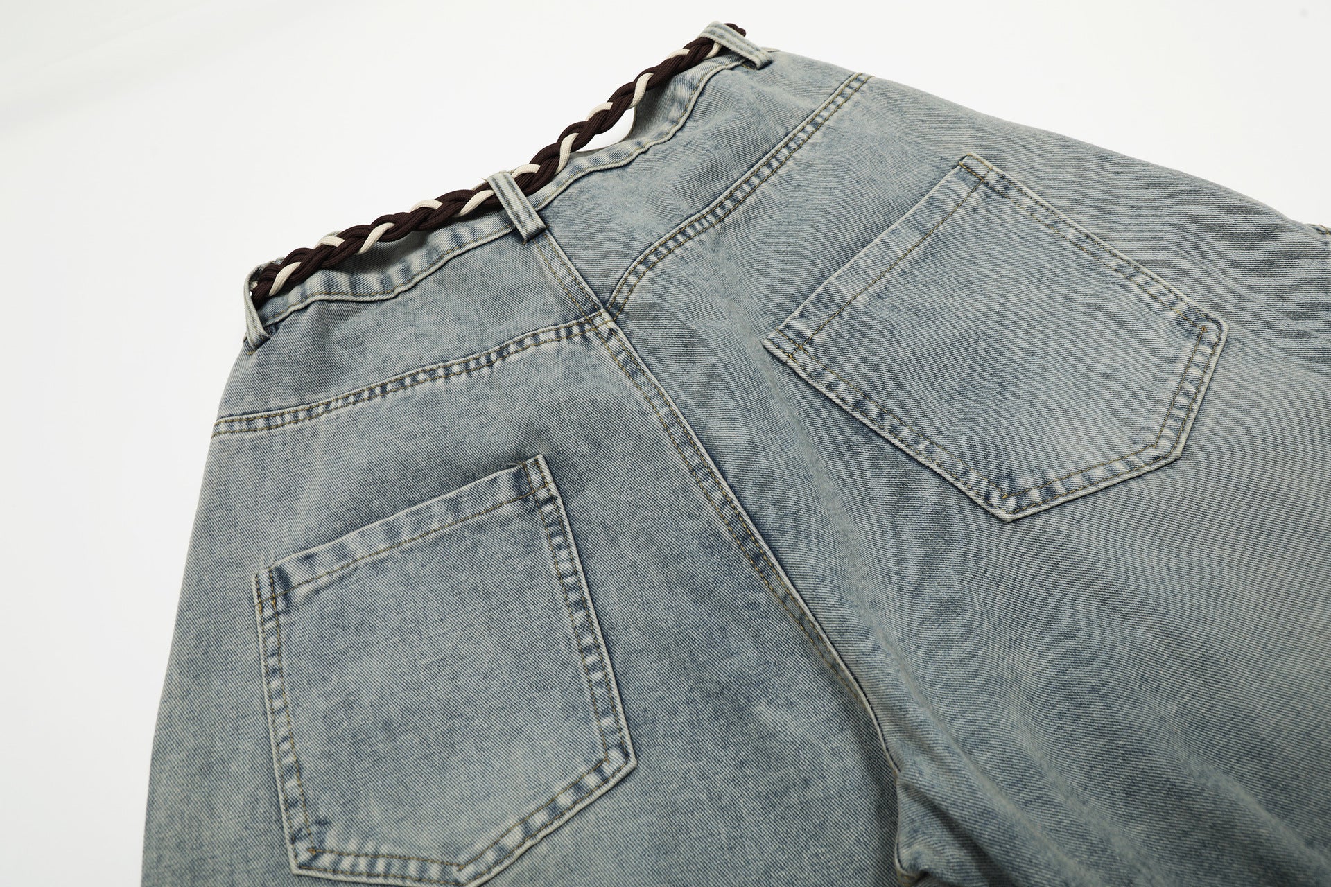 Vaqueros barrel de pierna ancha – Denim lavado con patchwork deconstruido y cinturón trenzado