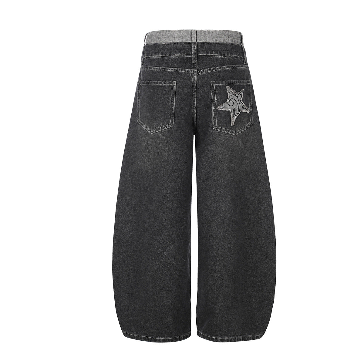 Baggy-Jeans mit weitem Bein, Stern-Patches und offenen Fransennähten