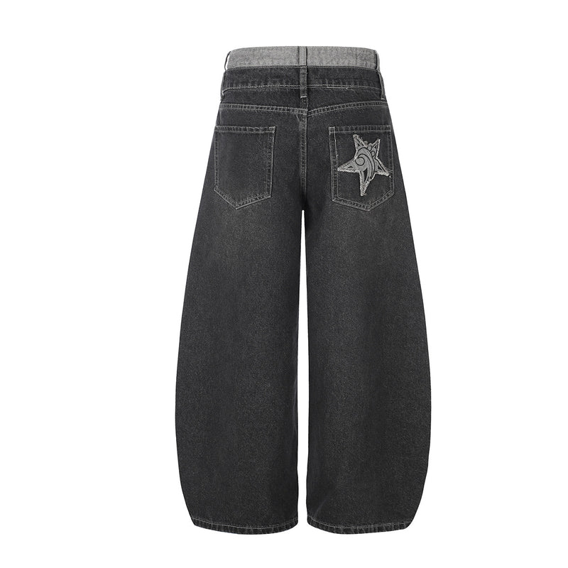 Baggy-Jeans mit weitem Bein, Stern-Patches und offenen Fransennähten