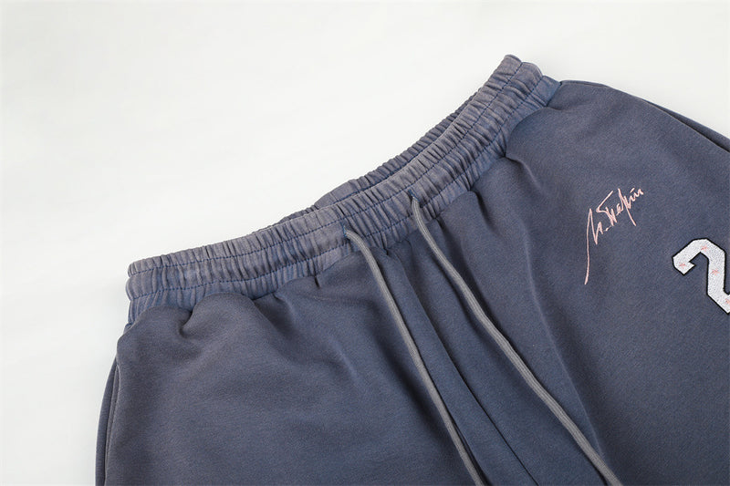 Wide-Leg-Sweatpants mit Signature-Stickerei und Patch mit der Nummer 26