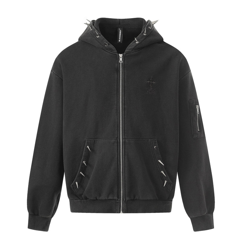 Hoodie noir zippé avec pointes métalliques et fini délavé — Streetwear heavy metal