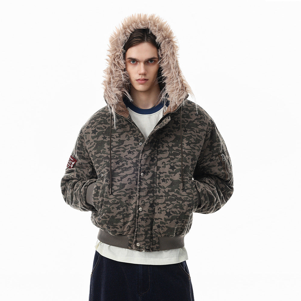 Cazadora bomber oversize de camuflaje con estrellas y capucha de pelo sintético, tapeta de botones a presión y puños de canalé, vista delantera y trasera