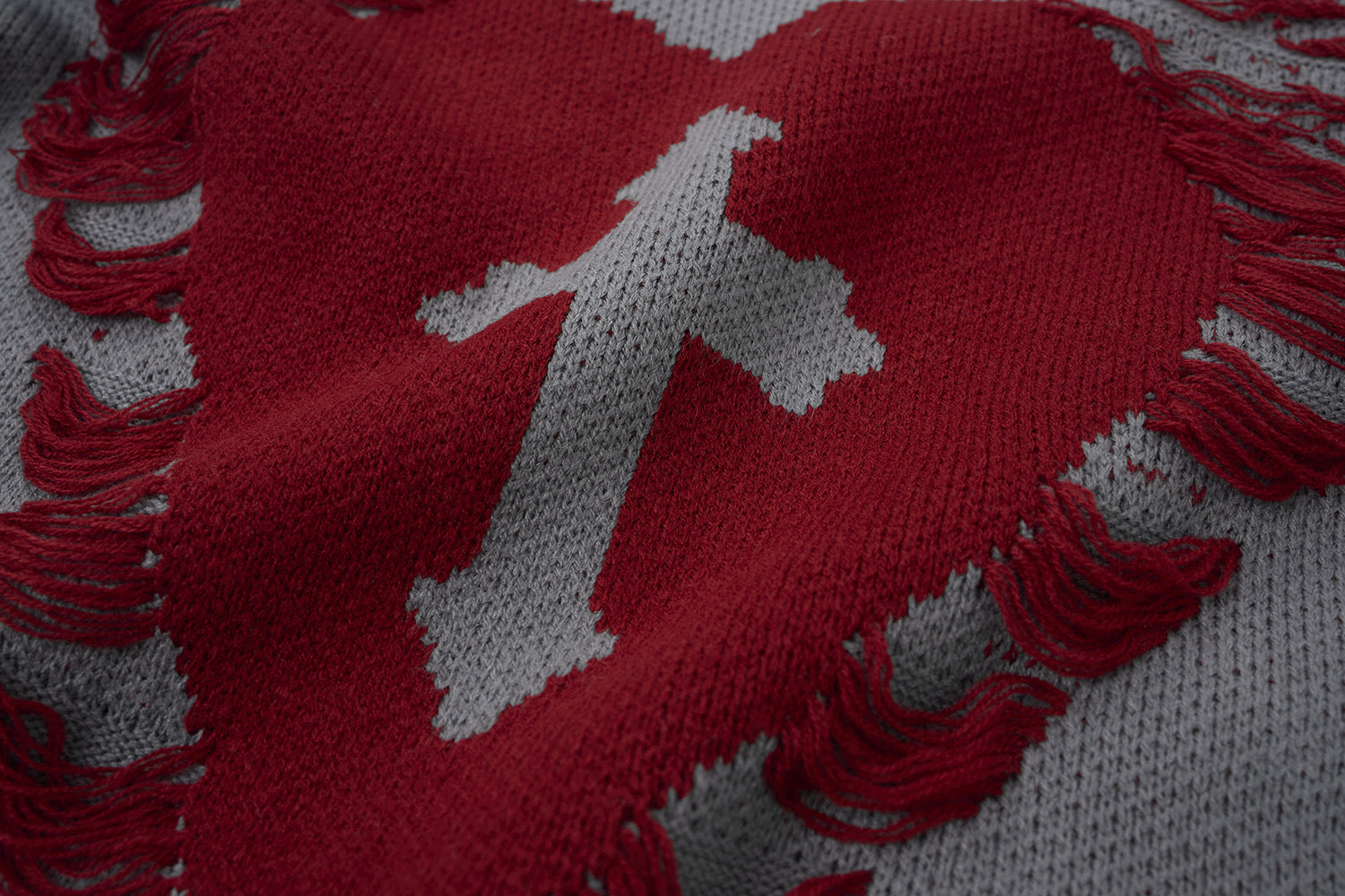 Pull à col montant Cross Heart en maille délavée – Jacquard gothique sombre à franges