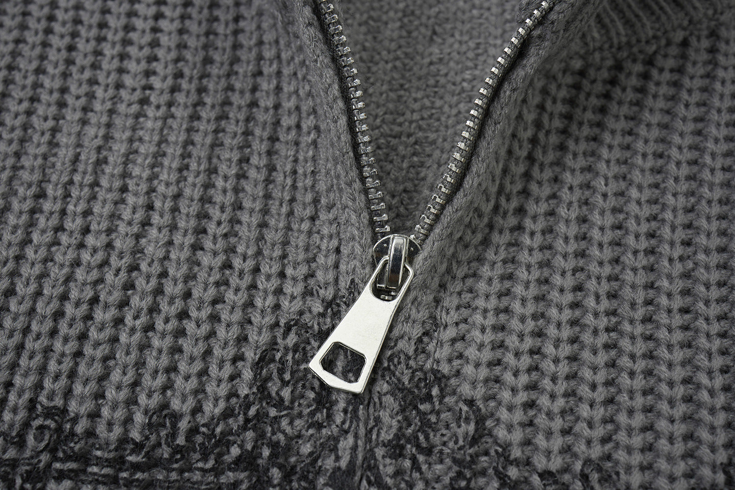 Pull col montant zippé en maille gothique à croix imprimée et effet usé
