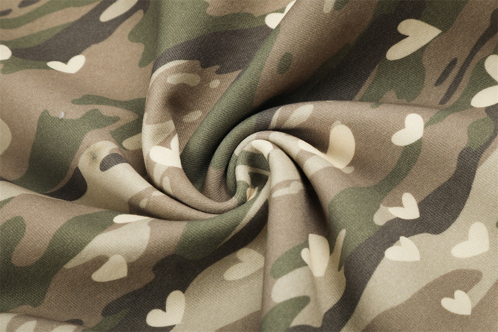Men's Camouflage Cargo Pants – Wide-Leg Heart Print Camo Baggy Trousers