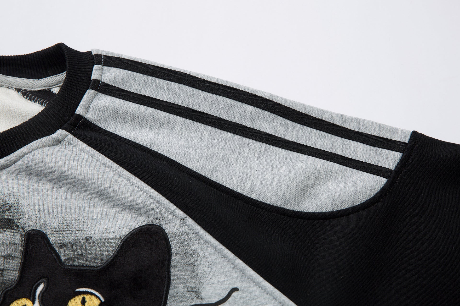 Sweat-shirt motif chat en smoking avec imprimé note de musique et manches raglan color block