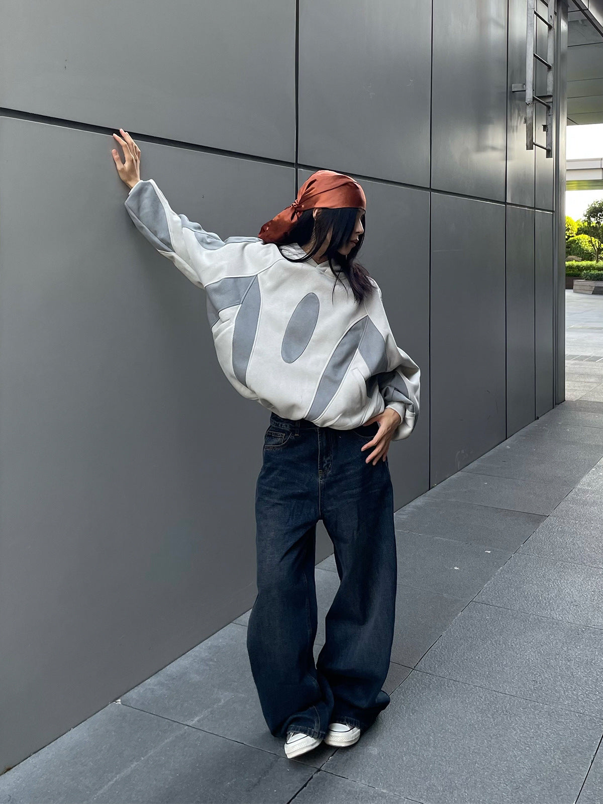 Oversize-Patchwork-Hoodie – grauer, zweifarbiger Streetwear-Pullover