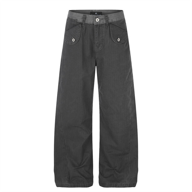 コントラスト配色のウエストバンドとスナップボタン付きフラップポケットを備えた、メンズのチャコールグレー・ワイドレッグカーゴパンツ、正面