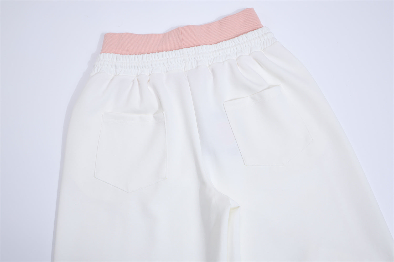Pantalones de chándal de pierna ancha con estampado gráfico varsity y cintura rosa en contraste