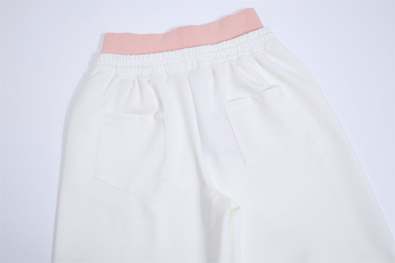 Pantalones de chándal de pierna ancha con estampado gráfico varsity y cintura rosa en contraste