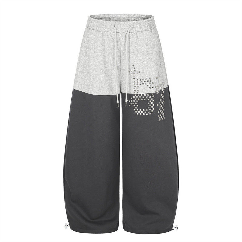 Pantalones de Chándal de Pierna Ancha con Bloques de Color y Detalles Gráficos de Tachuelas Plateadas