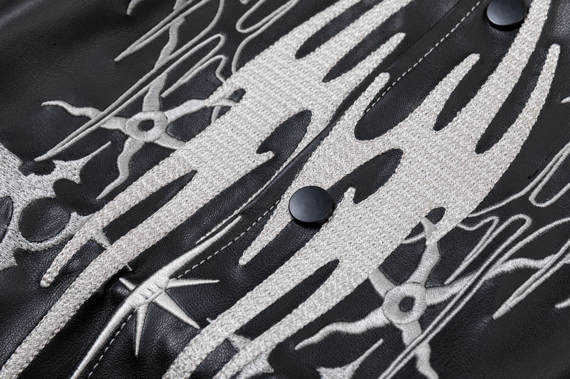 Veste en cuir zippée oversize – Bomber en PU à broderies gothiques tribales