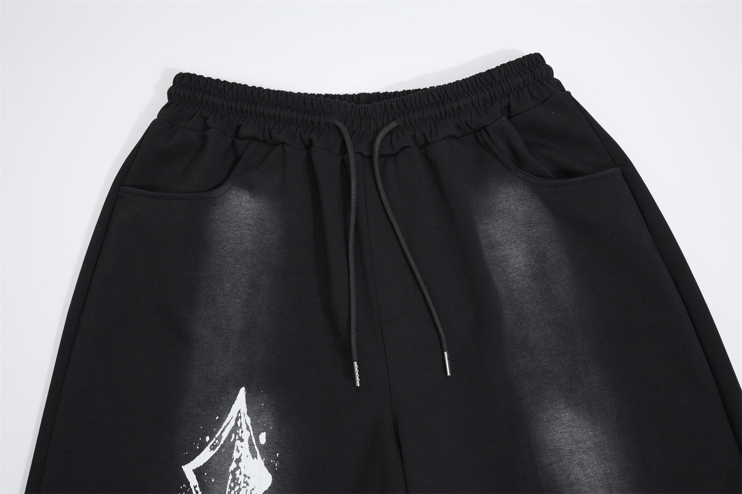 Pantalon de survêtement à jambes larges avec croix gothique et finition délavée
