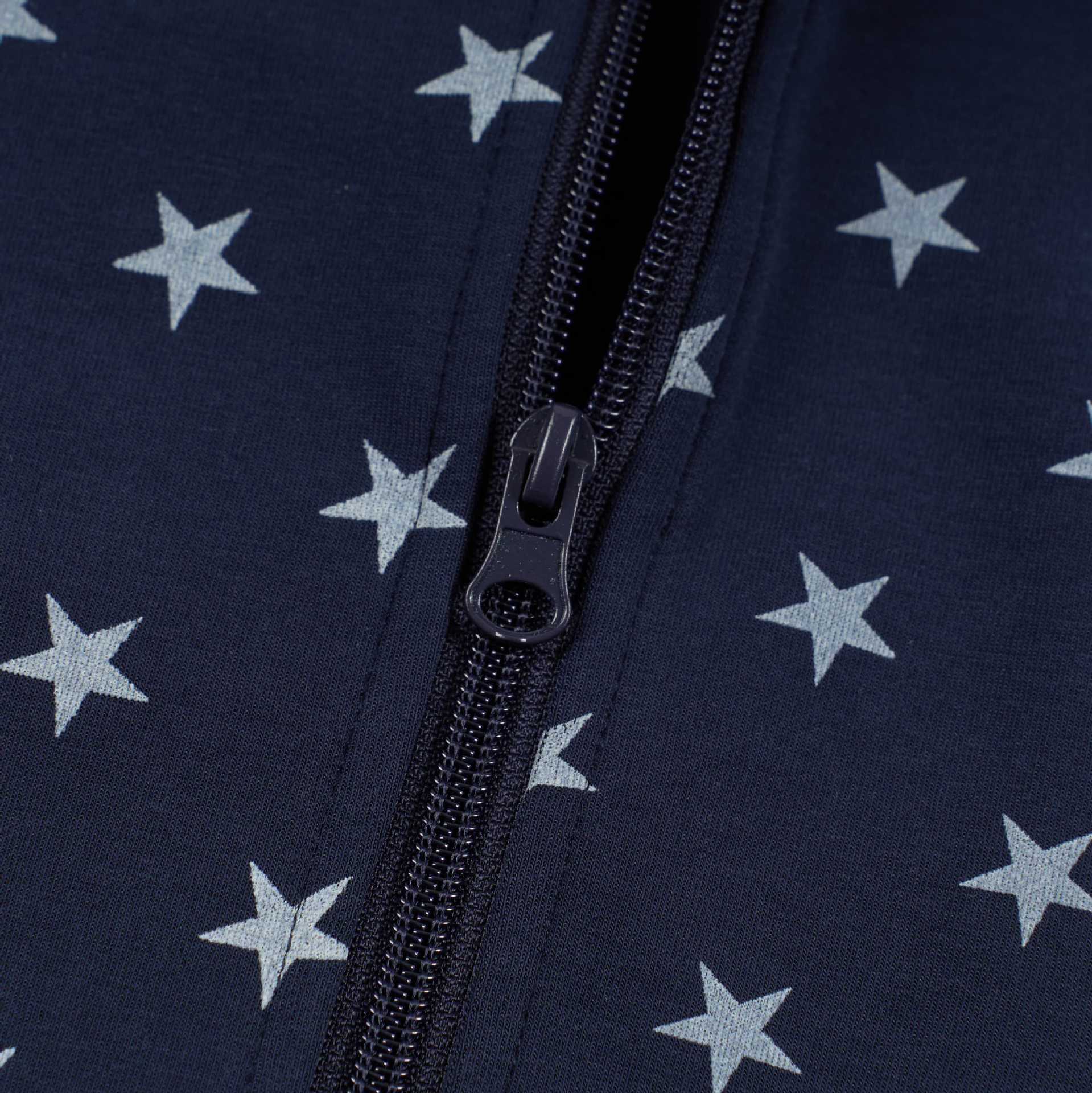 Chaqueta Deportiva con Estrellas – Cremallera Completa, Cuello Alto y Rayas Laterales