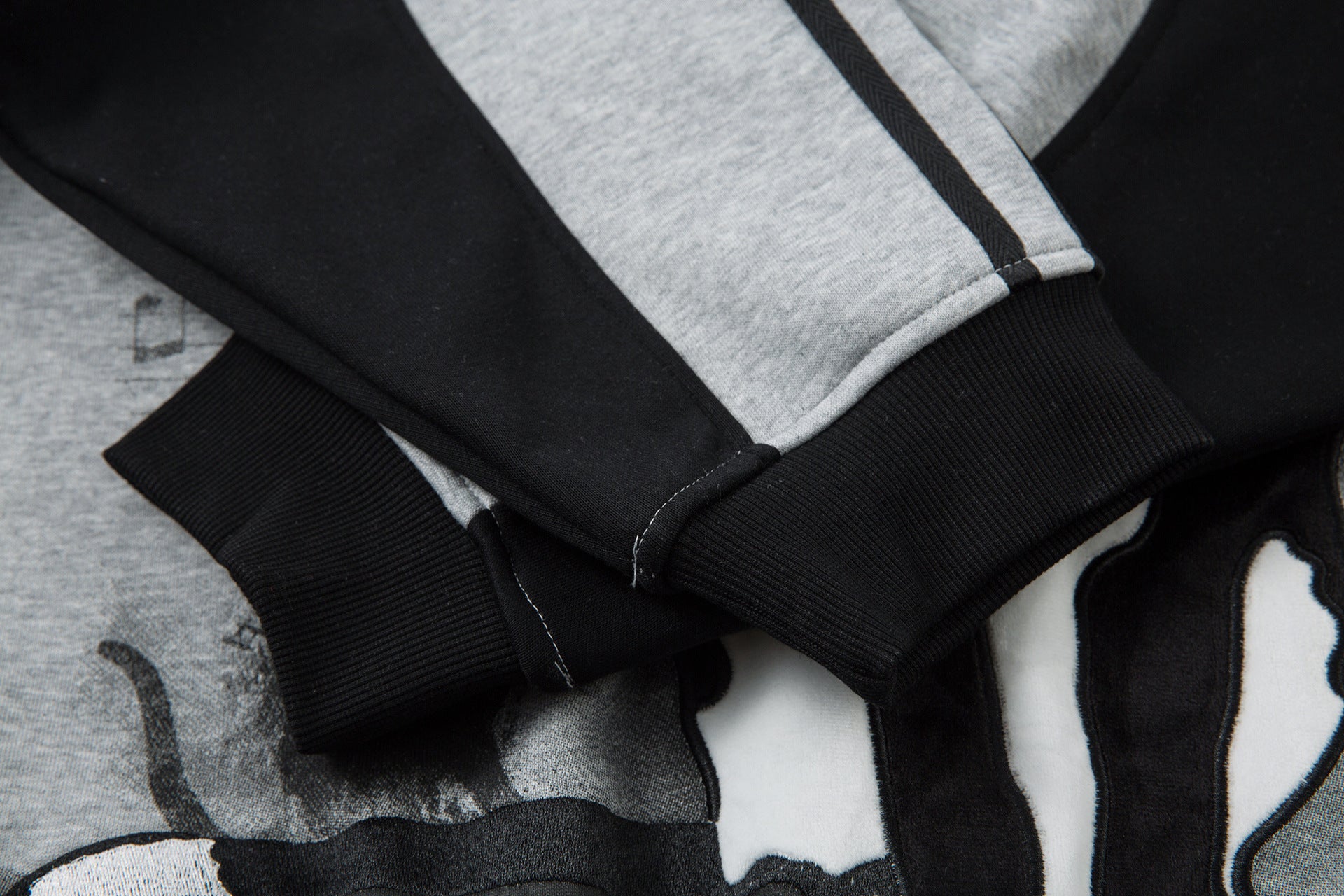 Sweat-shirt motif chat en smoking avec imprimé note de musique et manches raglan color block