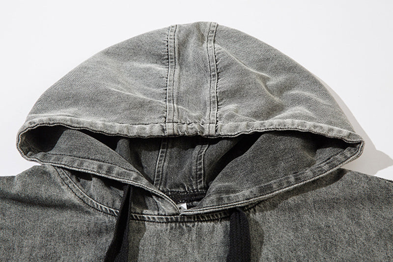 Sweat à capuche en denim délavé et déchiré – Broderie SMK, ourlet brut et détails usés