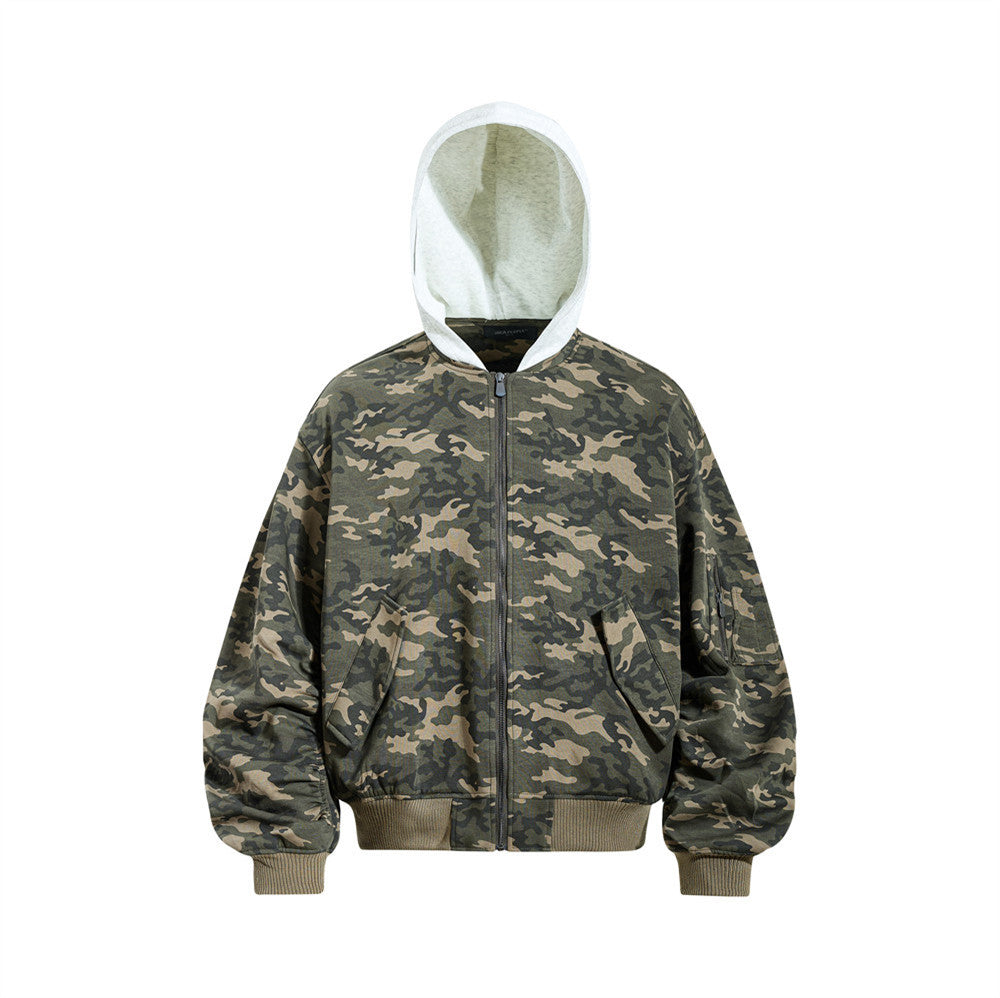 Blouson bomber pour homme oversize camouflage avec capuche contrastante gris clair, fermeture zippée intégrale et manches plissées, vue de face et