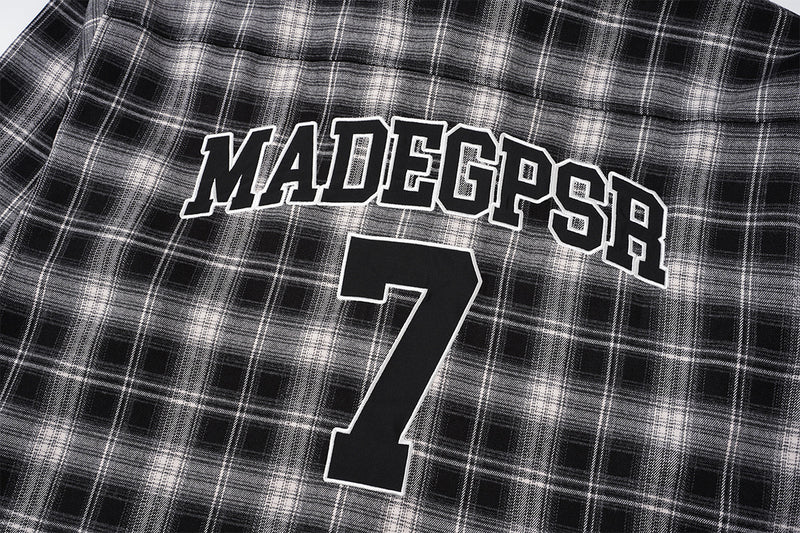 Kariertes Flanell-Overshirt mit Varsity-Emblem & Nummern-Grafik