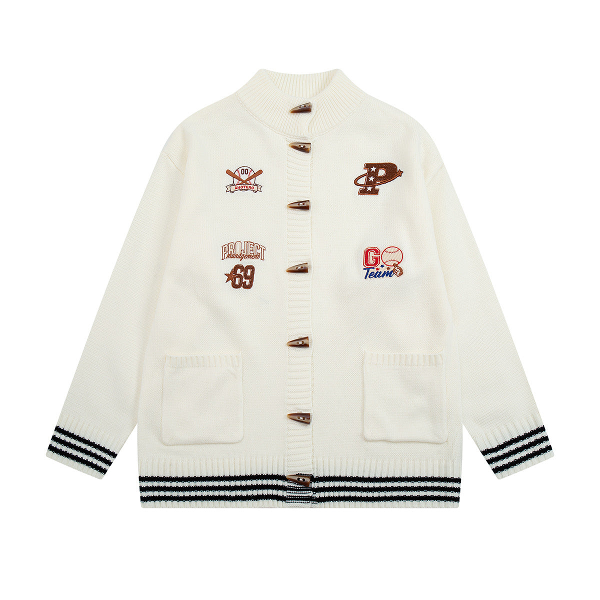 Oversized-Strickcardigan mit Baseball-Stickerei, Knebelknöpfen und gestreiften Rippbündchen im Varsity-Stil in Cremeweiß