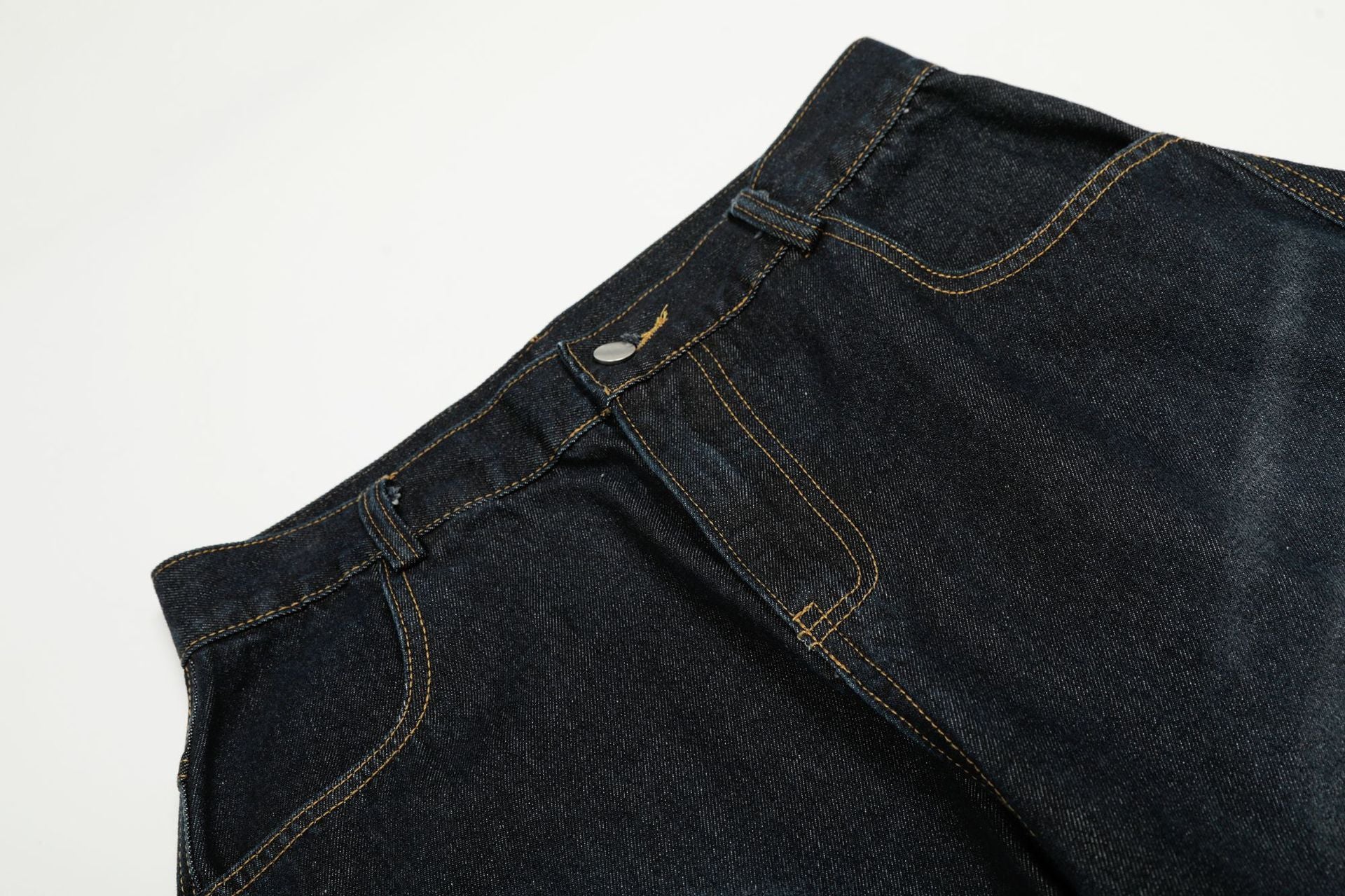 Jeans barrel à jambes larges – Délavage foncé, style américain vintage et détail porte-clés