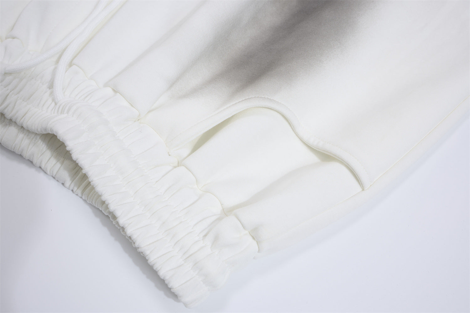 Pantalon de survêtement à jambes larges avec croix gothique et finition délavée