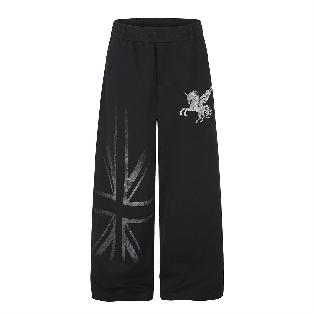 Pantalon de survêtement noir à jambes larges, avec broderie Pégase argentée sur la cuisse avant, imprimé drapeau britannique sur la jambe avant et empiècements étoiles au dos