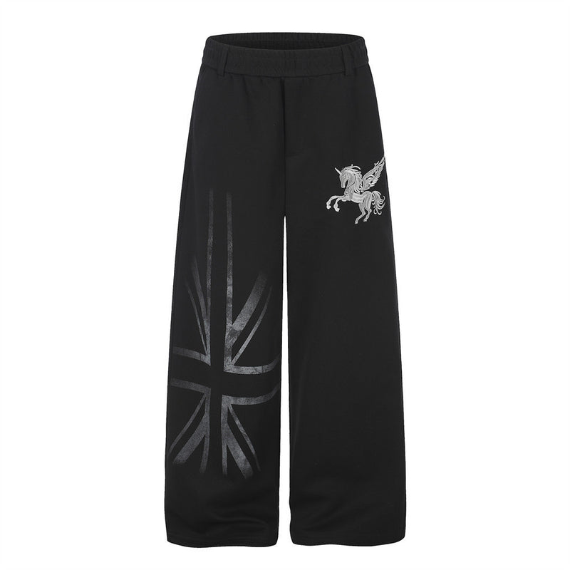 Pantalon de survêtement noir à jambes larges, avec broderie Pégase argentée sur la cuisse avant, imprimé drapeau britannique sur la jambe avant et empiècements étoiles au dos