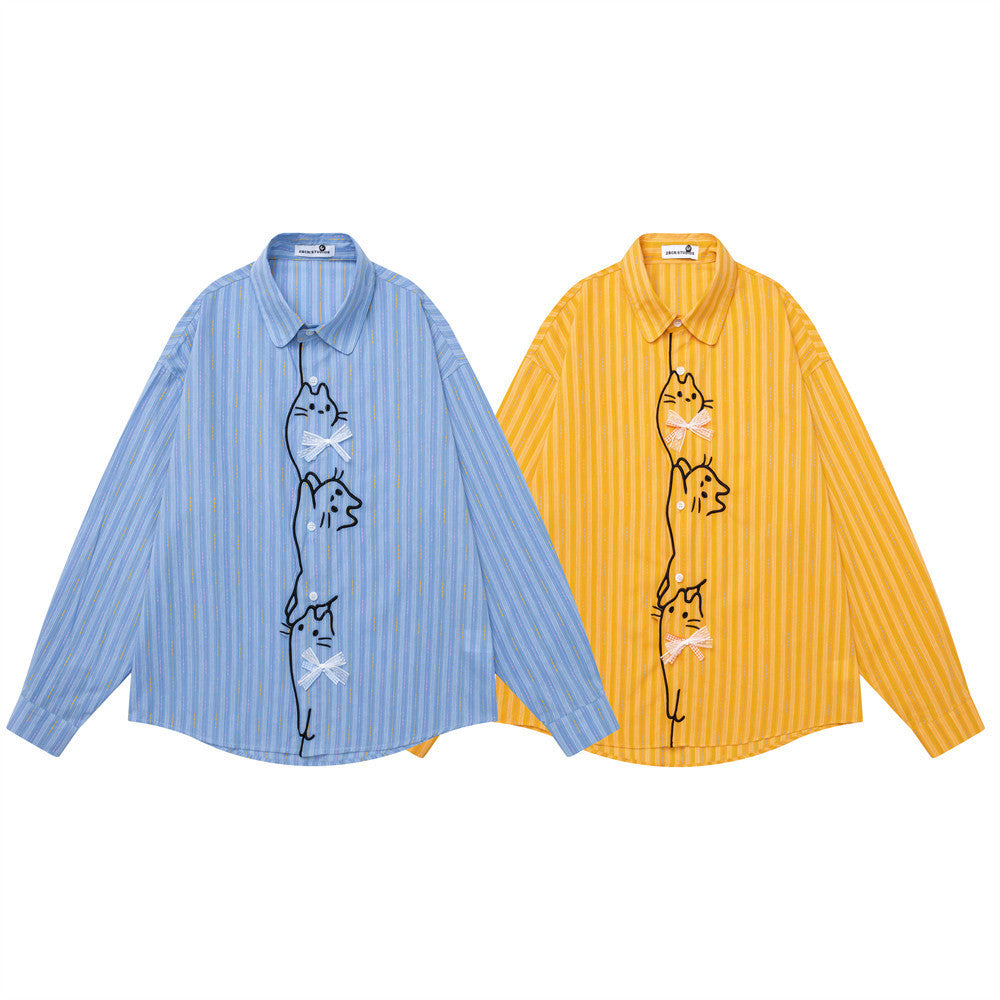 Camisa oversize a rayas de manga larga con botones, bordado de gato de dibujos animados y detalles de lazo en la tapeta frontal, mostrada en amarillo