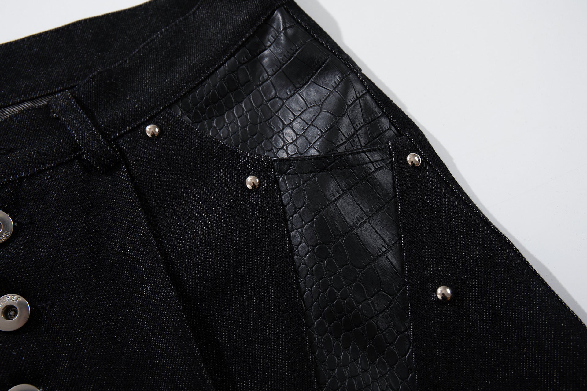 Jean taille haute baggy – Denim noir large avec empiècements effet croco et détails argentés