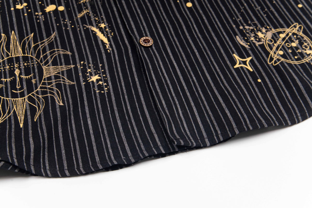 Camisa de vestir de manga corta – Estampado celestial de galaxia, raya diplomática con mini corbata incorporada