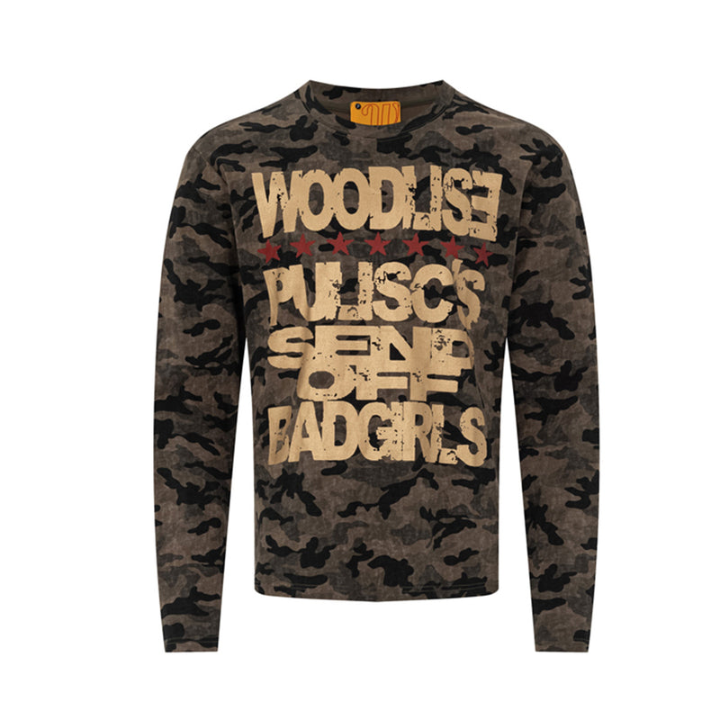 Camiseta de manga larga con estampado integral de camuflaje y gráfico desgastado superpuesto en el pecho, mostrada en camuflaje verde