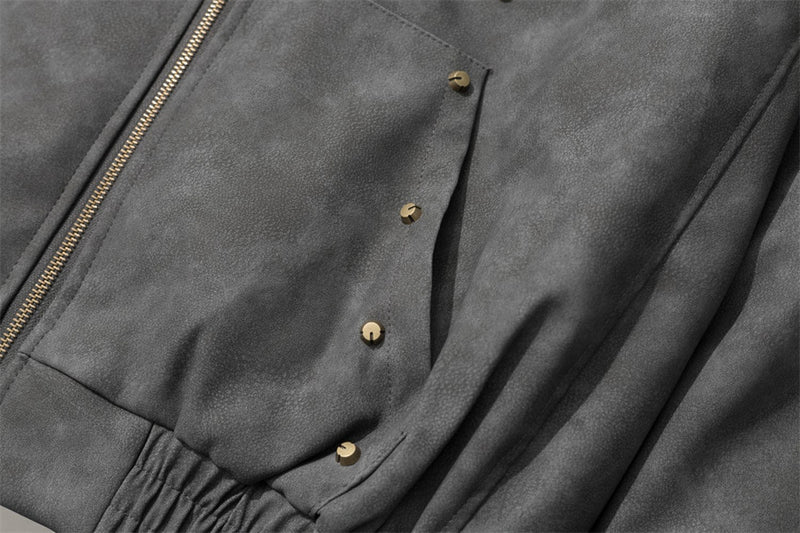 Chaqueta Bomber de Piel Sintética PU Desgastada con Capucha, Ribete de Pelo Sintético y Tachuelas Doradas