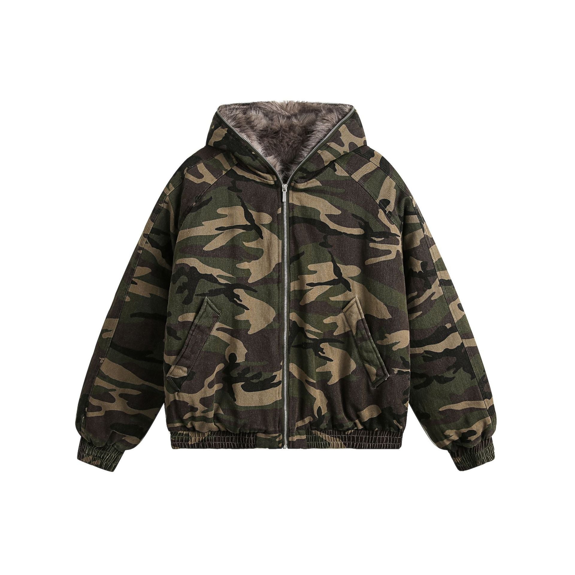 Blouson bomber à capuche oversize pour homme en camouflage woodland, avec capuche doublée en fausse fourrure grise et fermeture zippée