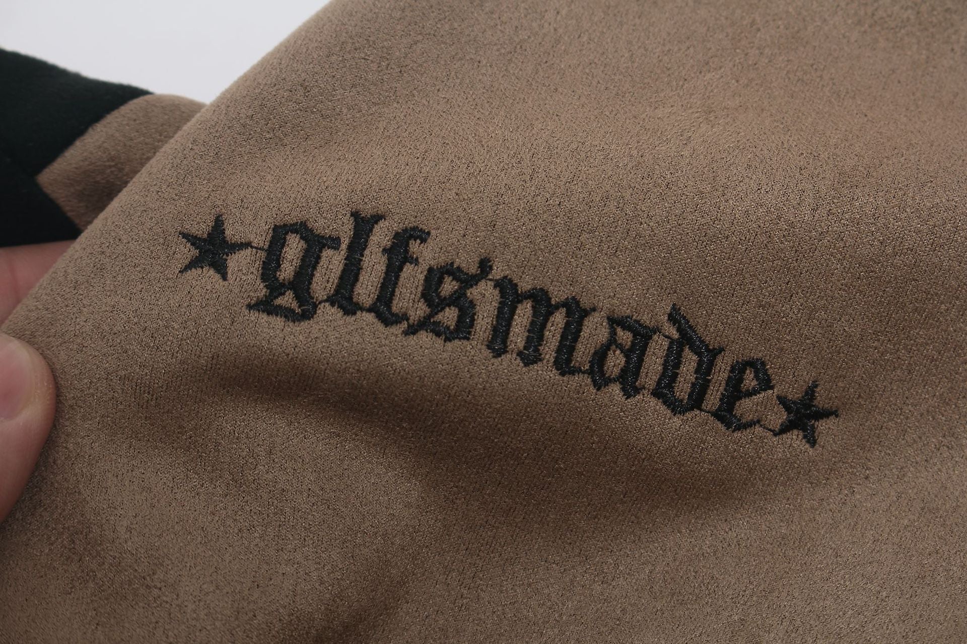 Langarmshirt aus velourslederartigem Material im Colorblock-Design mit Graffiti-Patch-Logo