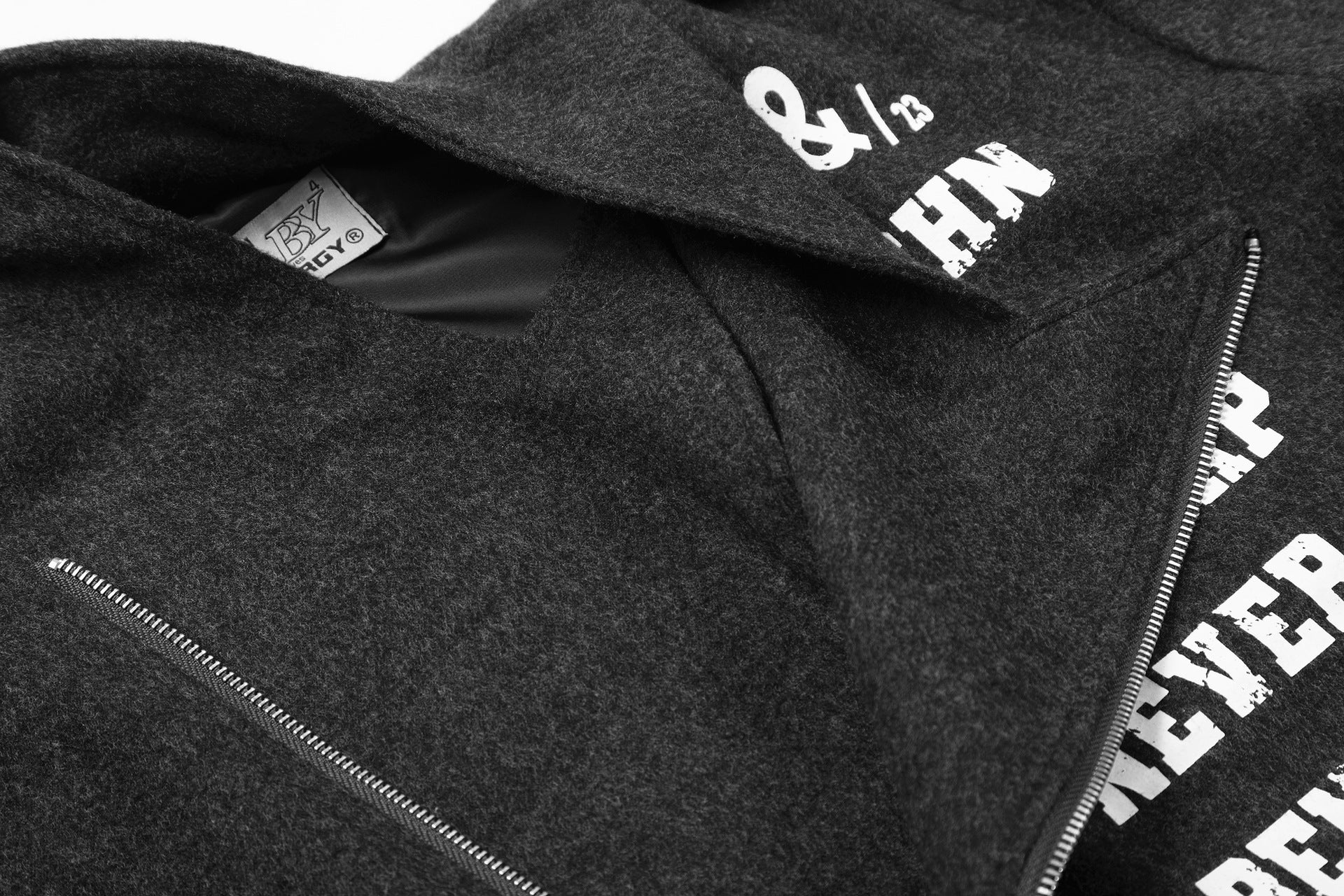 Chaqueta motera de mezcla de lana gris carbón con letras gráficas y cremallera asimétrica