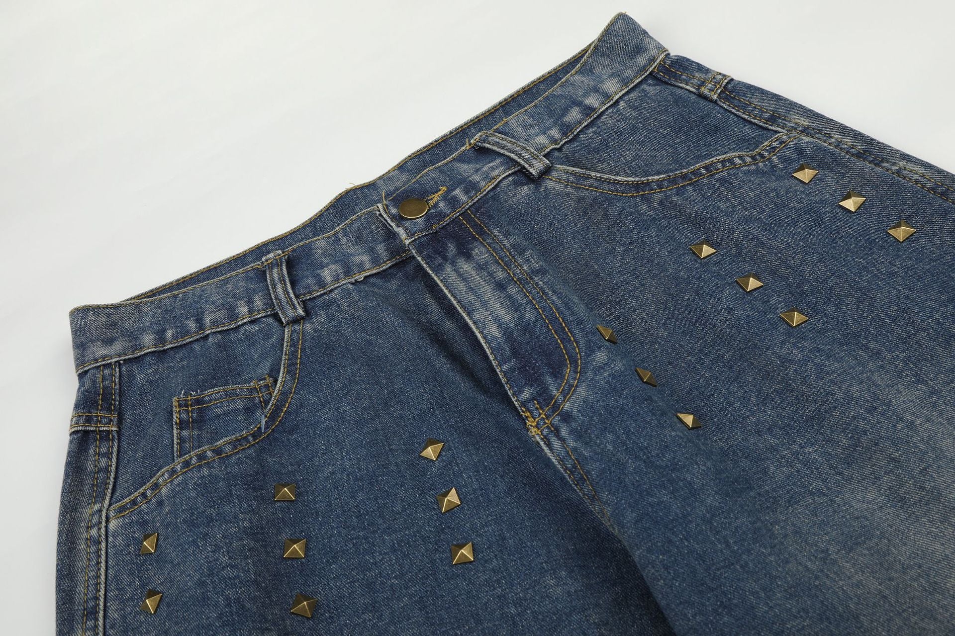 Baggy-Jeans mit weitem Bein, Pelzbesatz am Saum und goldfarbenen Nieten