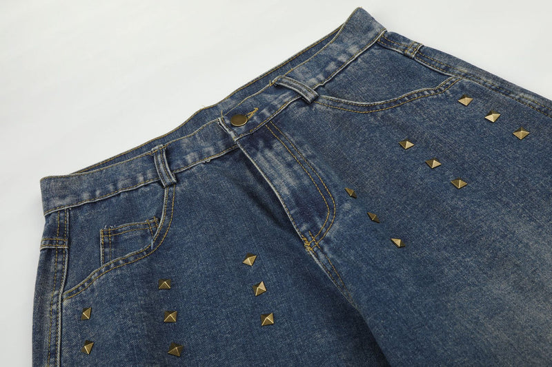 Baggy-Jeans mit weitem Bein, Pelzbesatz am Saum und goldfarbenen Nieten