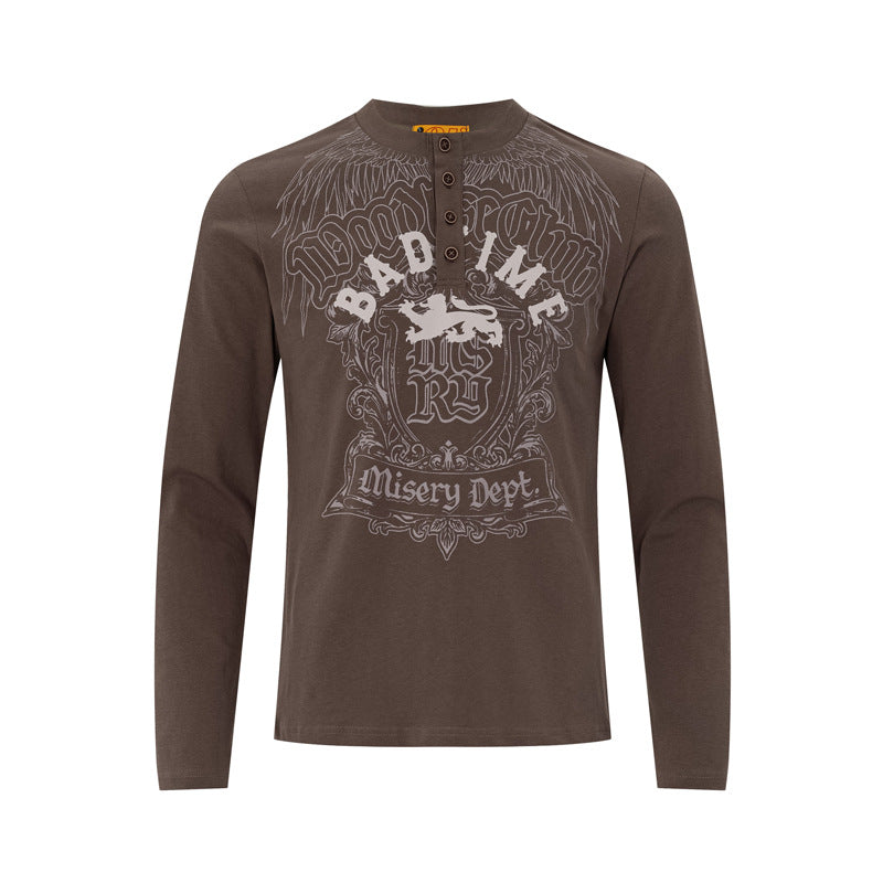 Herren-Langarmshirt im Henley-Stil mit Gothic-Wappen und „Misery Dept.“-Grafikprint in Dunkelbraun