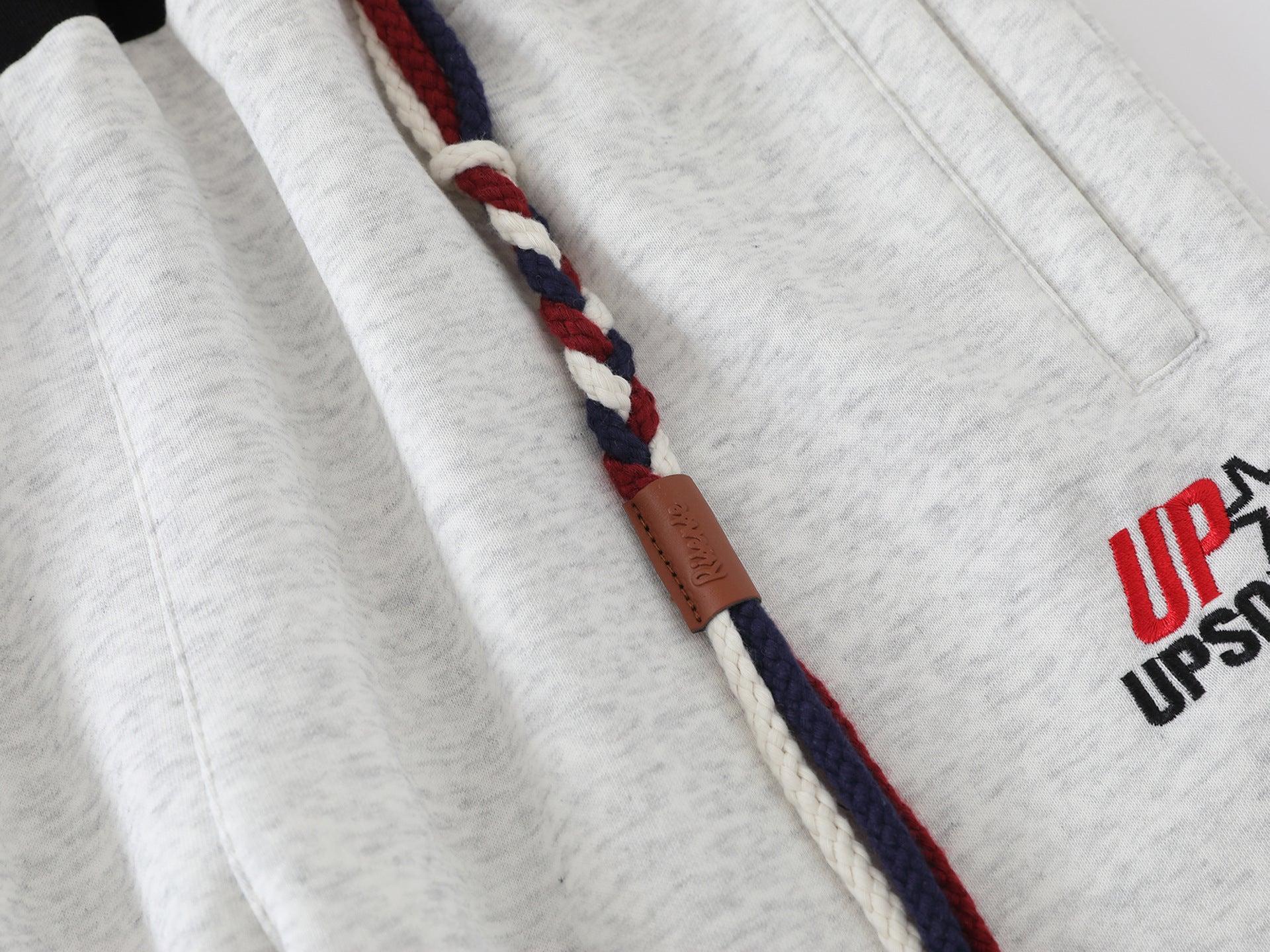 Pantalon de survêtement à jambes larges avec double ceinture et cordon tressé
