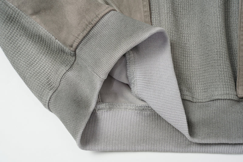 Oversized-Waffelstrick-Hoodie mit dekonstruierter Utility-Reißverschlusstaschen-Optik & Veloursleder