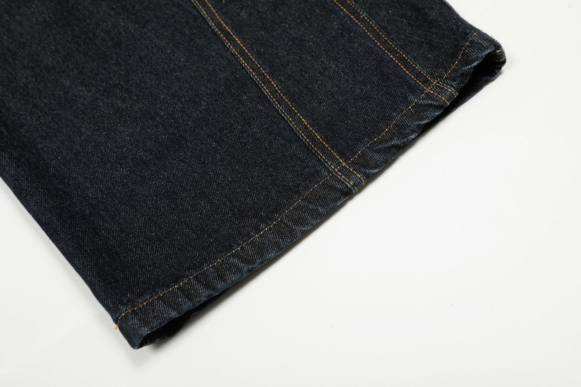 Jeans barrel à jambes larges – Délavage foncé, style américain vintage et détail porte-clés