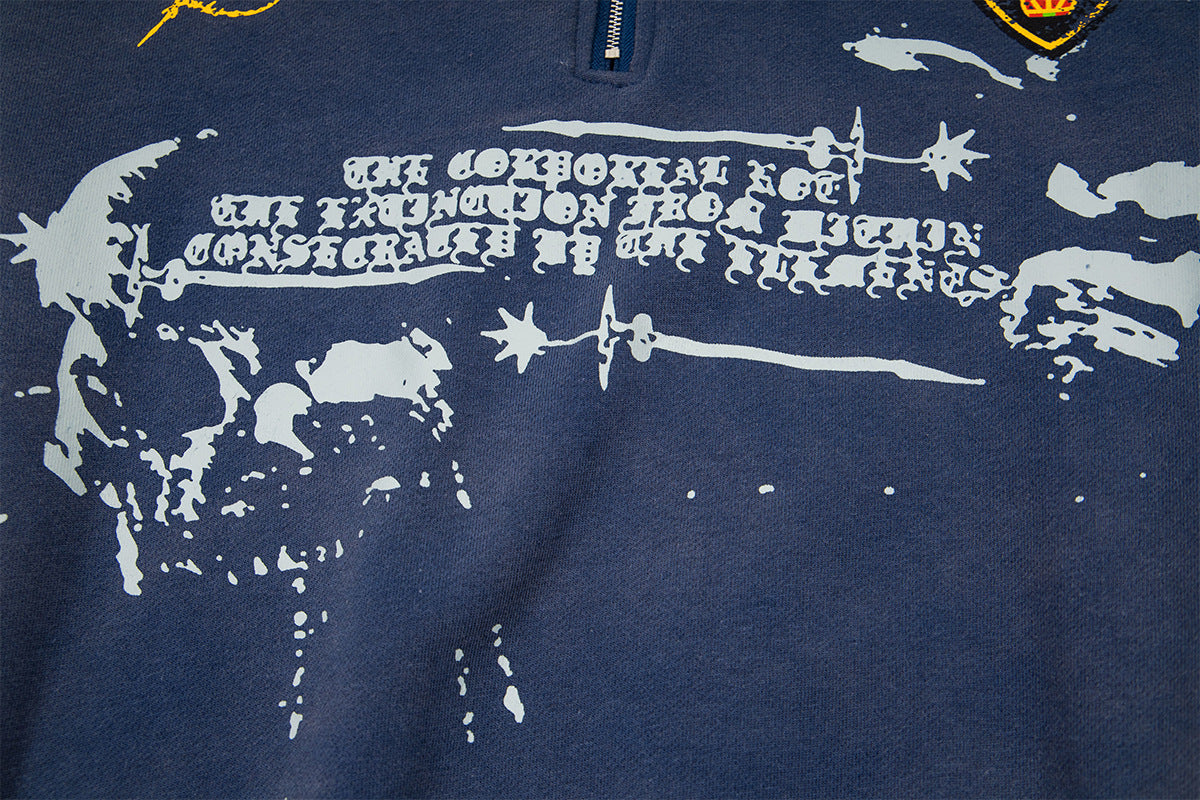 Sudadera de media cremallera con lavado desgastado, parche heráldico y estampado gótico — Azul marino