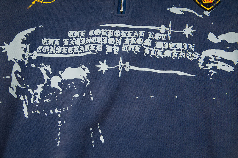 Sudadera de media cremallera con lavado desgastado, parche heráldico y estampado gótico — Azul marino
