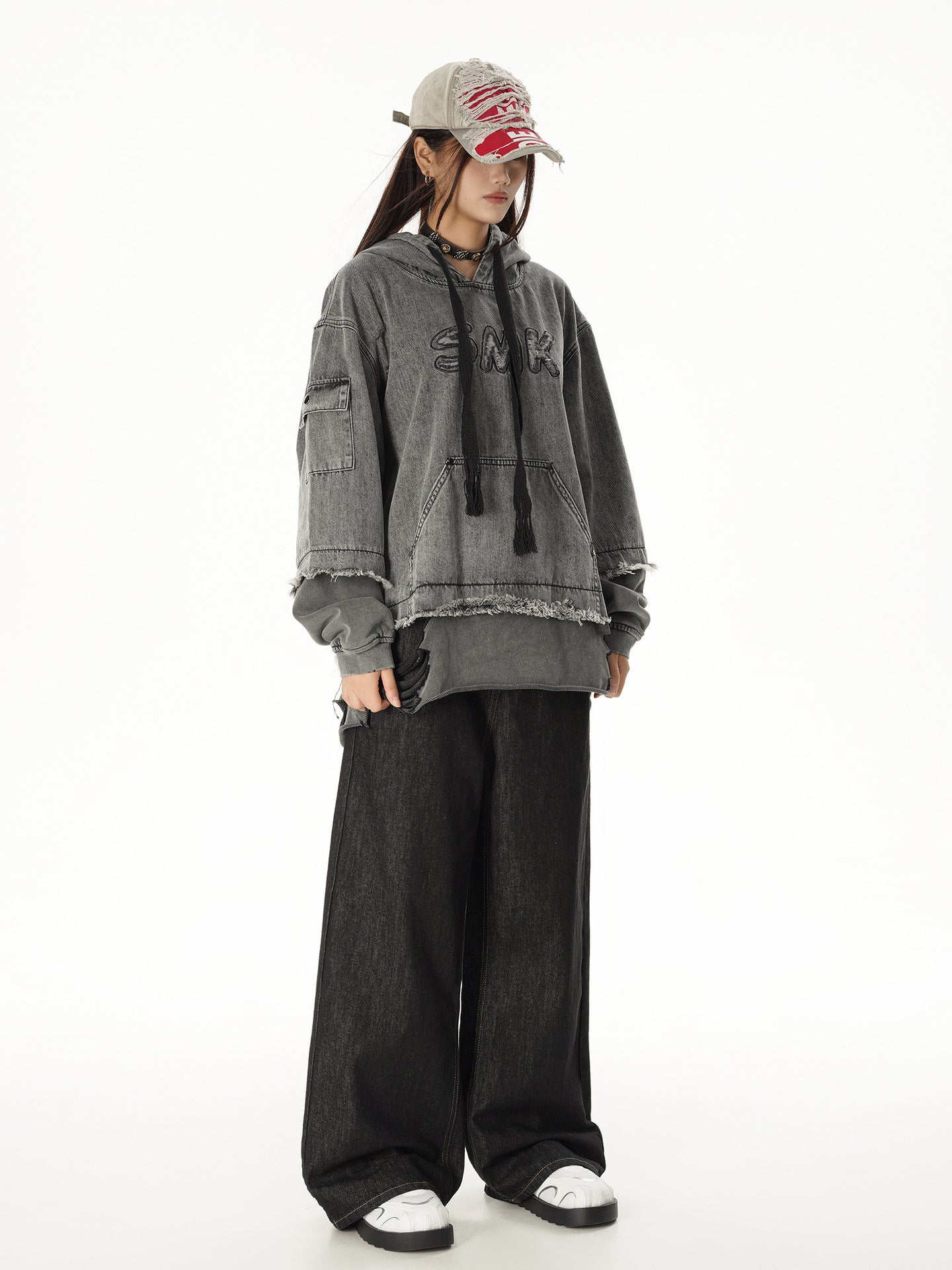 Sweat à capuche en denim délavé et déchiré – Broderie SMK, ourlet brut et détails usés