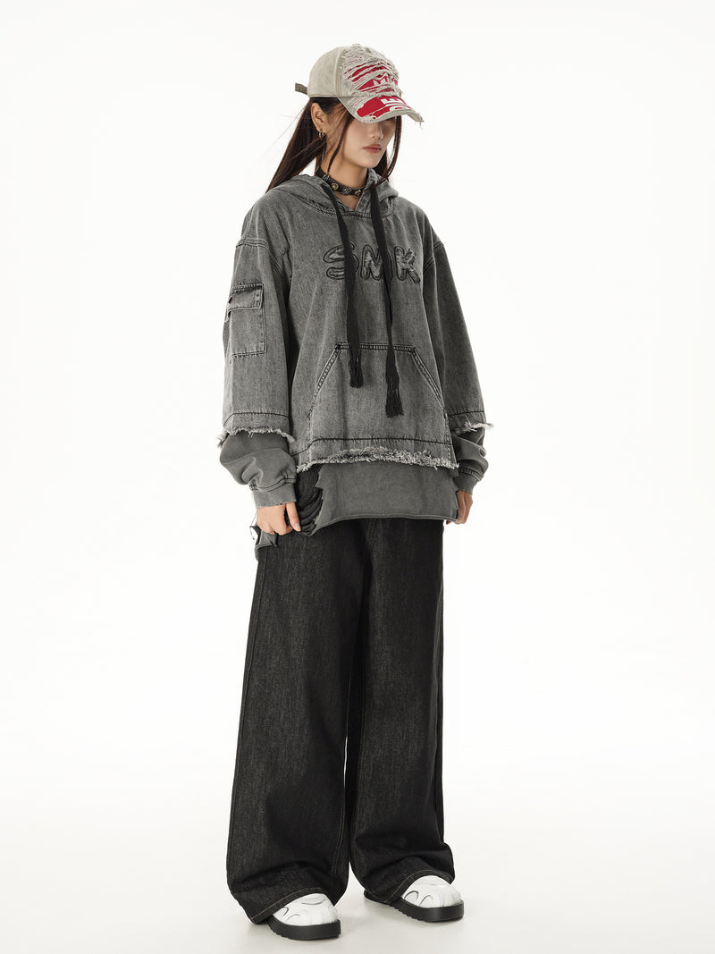 Sweat à capuche en denim délavé et déchiré – Broderie SMK, ourlet brut et détails usés