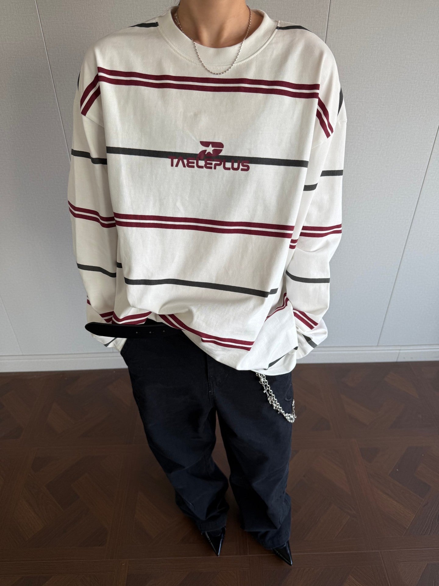 T-shirt oversize rayé à manches longues et col cheminée – Rouge et blanc / Noir et bleu